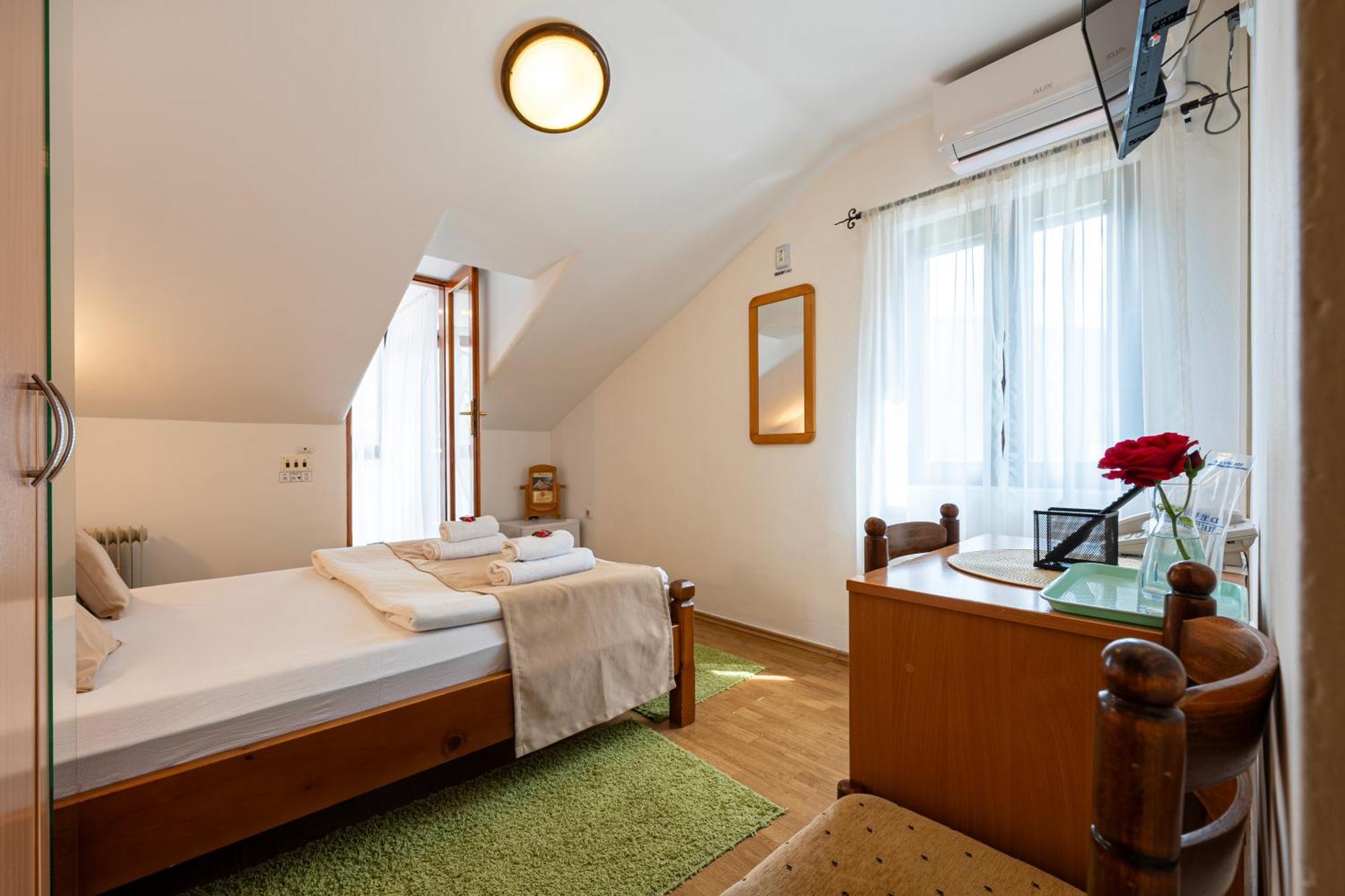 Hotel Bokeljski Dvori Kotor Buitenkant foto